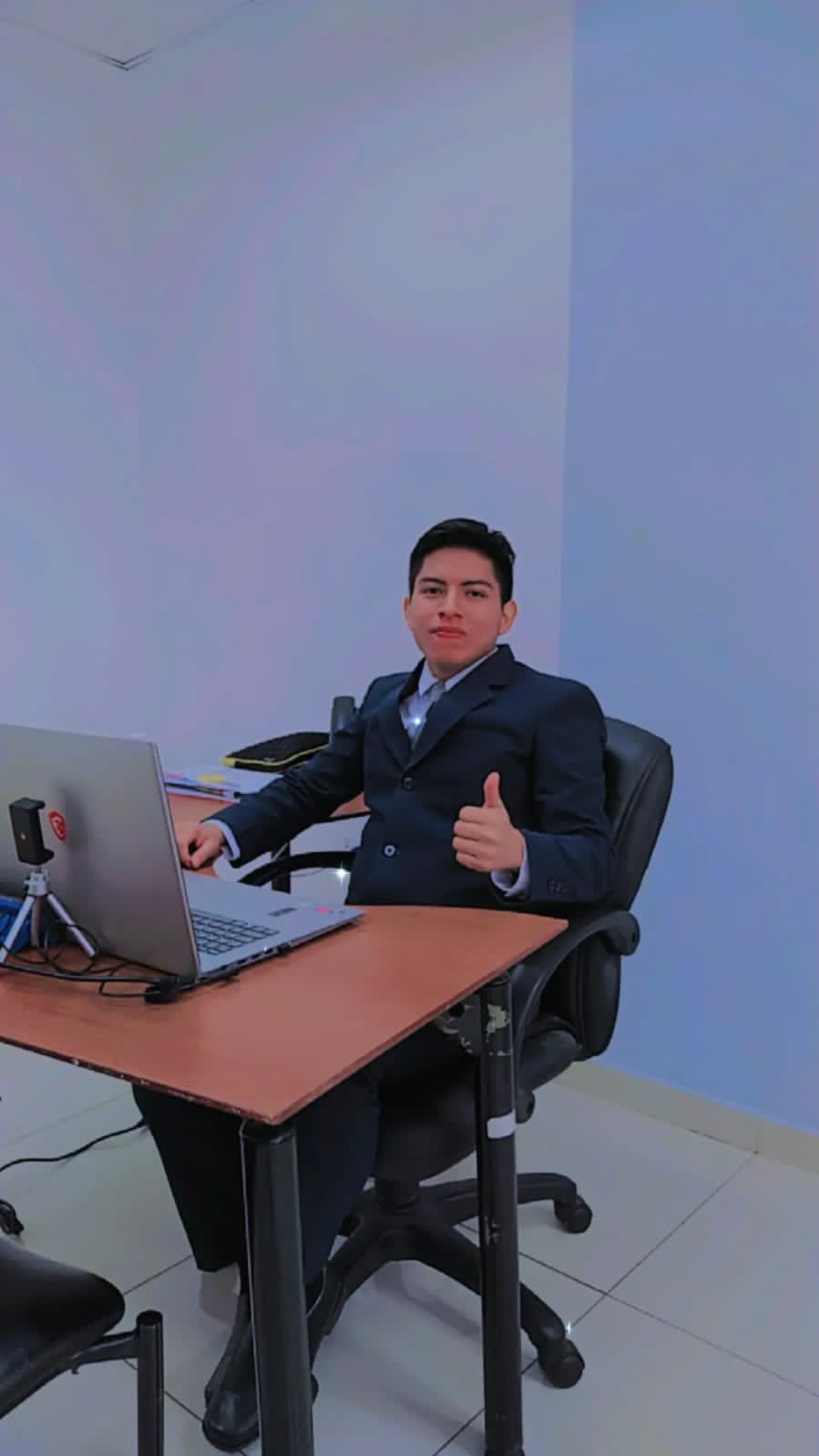 Steveen en su espacio de trabajo desarrollando código en su computador